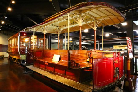 Foto de San Francisco, California - 25 de octubre de 2023: CABLE CAR histórico en el Museo del Teleférico de San Francisco ubicado en 1201 Mason St. - Imagen libre de derechos