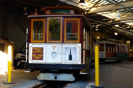 Téléchargez les photos : San Francisco, Californie - 25 octobre 2023 : Dépôt CABLE CAR à Ferries and Cliff House Railway Co. 1887 - en image libre de droit