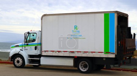 Téléchargez les photos : San Francisco, Californie - 25 octobre 2023 : San Francisco Recology Truck. Société de collecte des déchets de la gestion traditionnelle des déchets à la récupération des ressources - en image libre de droit