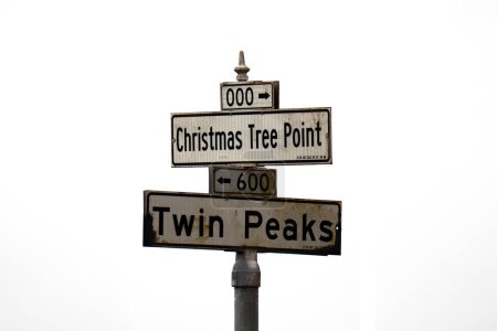 Téléchargez les photos : San Francisco, Californie - 25 octobre 2023 : signe de la restauration des plantes indigènes de Twin Peaks, un projet visant à fournir un habitat au papillon bleu de la mission - en image libre de droit