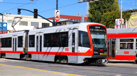 Foto de San Francisco, California - 23 de octubre de 2023: SFMTA MUNI Metro Light Rail - Imagen libre de derechos