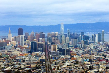 Foto de San Francisco, California: Vista del horizonte de San Francisco desde Twin Peaks - Imagen libre de derechos