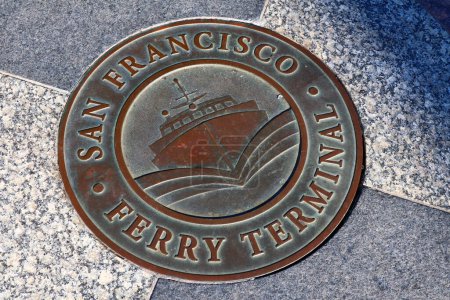 Téléchargez les photos : San Francisco, Californie - 23 octobre 2023 : San Francisco Ferry Terminal. Plaque sur le sol à l'entrée du port de San Francisco - en image libre de droit