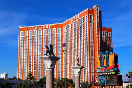 Téléchargez les photos : Las Vegas, Nevada - 7 Décembre 2023 : Treasure Island Hôtel et Casino situé au 3300 S Las Vegas Blvd, Las Vegas, NV - en image libre de droit