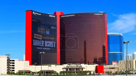 Foto de Las Vegas, Nevada - 7 de diciembre de 2023: Conrad Las Vegas At Resorts World ubicado en 111 Resorts World Ave, Las Vegas, NV - Imagen libre de derechos