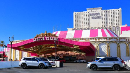 Foto de Las Vegas, Nevada - 7 de diciembre de 2023: Circus Circus Hotel ubicado en 2880 S Las Vegas Blvd, Las Vegas, NV - Imagen libre de derechos