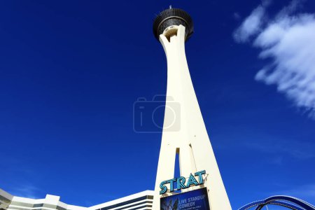 Téléchargez les photos : Las Vegas, Nevada - 7 décembre 2023 : The STRAT Hotel, Casino and Tower situé au 2000 S Las Vegas Blvd, Las Vegas, NV - en image libre de droit