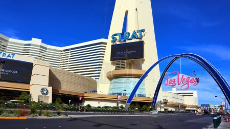 Foto de Las Vegas, Nevada - 7 de diciembre de 2023: The STRAT Hotel, Casino and Tower located at 2000 S Las Vegas Blvd, Las Vegas, NV - Imagen libre de derechos