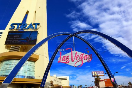 Foto de Las Vegas, Nevada - 7 de diciembre de 2023: The STRAT Hotel, Casino and Tower located at 2000 S Las Vegas Blvd, Las Vegas, NV - Imagen libre de derechos