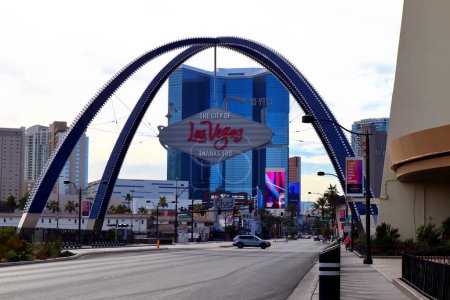 Téléchargez les photos : Las Vegas, Nevada - 7 décembre 2023 : Las Vegas, Nevada : Las Vegas Boulevard Gateway Arches sign in downtown Las Vegas - en image libre de droit
