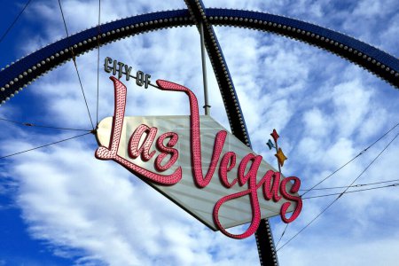 Téléchargez les photos : Las Vegas, Nevada - 7 décembre 2023 : Las Vegas, Nevada : Las Vegas Boulevard Gateway Arches sign in downtown Las Vegas - en image libre de droit