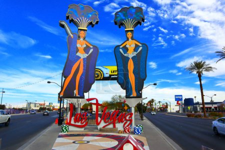 Téléchargez les photos : Las Vegas, Nevada - 7 Décembre 2023 : Las Vegas Boulevard Gateway Showgirls signe au centre-ville de Las Vegas - en image libre de droit