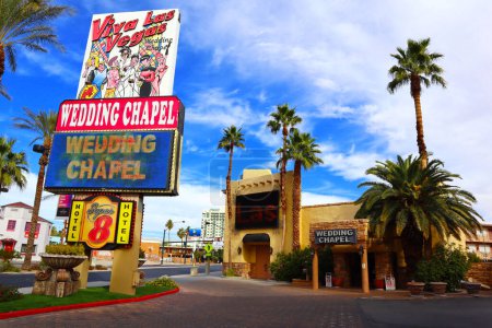 Téléchargez les photos : Las Vegas, Nevada - 7 décembre 2023 : Petite chapelle de mariage blanche, église mondialement connue pour se marier située au 1301 S Las Vegas Blvd, Las Vegas, NV - en image libre de droit