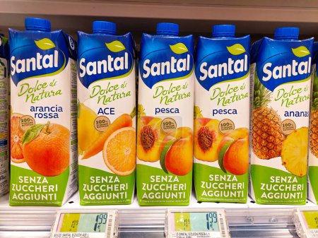 Foto de Roma, Italia - 8 de febrero de 2024: Zumos de frutas Santal en un ladrillo en un estante en un supermercado. Santal es una marca italiana de zumos y néctares - Imagen libre de derechos