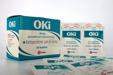 Foto de Roma, Italia - 14 de febrero de 2024: Medicina OKI con una solución de la sal lisina de ketoprofeno. Oki es una marca de Domp Farmaceutici S.p.A., Italia. - Imagen libre de derechos