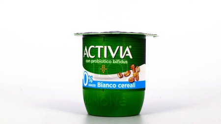 Foto de Roma, Italia - 14 de febrero de 2024: Activia Danone Yogur con probióticos bífidus que promueven el equilibrio de la flora intestinal - Imagen libre de derechos