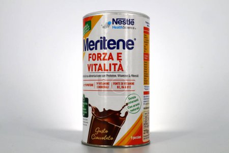 Téléchargez les photos : Rome, Italie - 14 février 2024 : Meritene Nestlé Health Science. Supplément protéique, vitaminique et minéral - en image libre de droit