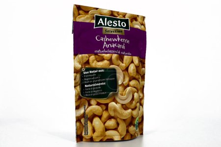 Téléchargez les photos : Rome, Italie - 14 février 2024 : Sac à noix de cajou Alesto vendu par la chaîne de supermarchés LIDL - en image libre de droit