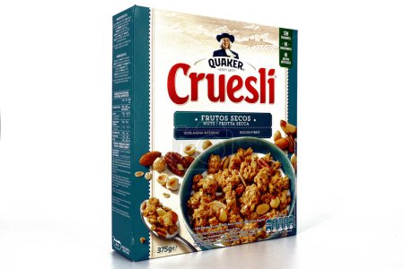 Foto de Roma, Italia - 14 de febrero de 2024: Quaker Cruesli Nuts crunchy granola. Quaker Cruesli es una marca de PepsiCo - Imagen libre de derechos