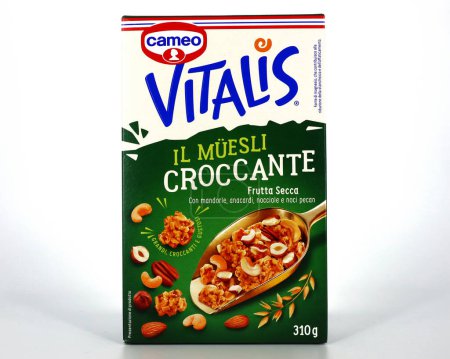 Foto de Roma, Italia - 14 de febrero de 2024: VITALIS Muesli crujiente con frutos secos Cameo. CAMEO es una marca del Dr. Oetker - Imagen libre de derechos