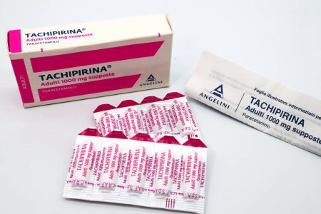 Foto de Roma, Italia - 17 de febrero de 2024: caja de supositorios TACHIPIRINA 1000 mg. Tachipirina contiene paracetamol, medicamento utilizado para tratar la fiebre y el dolor. Fabricado por Angelini Pharma, Italia - Imagen libre de derechos