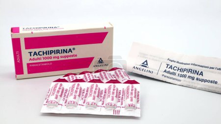 Foto de Roma, Italia - 17 de febrero de 2024: caja de supositorios TACHIPIRINA 1000 mg. Tachipirina contiene paracetamol, medicamento utilizado para tratar la fiebre y el dolor. Fabricado por Angelini Pharma, Italia - Imagen libre de derechos