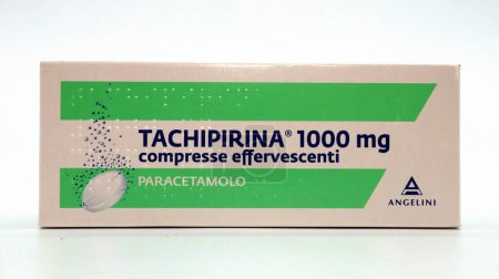 Téléchargez les photos : Rome, Italie - 17 février 2024 : boîte de comprimés effervescents TACHIPIRINA. Tachipirina contient du paracétamol, médicament utilisé pour traiter la fièvre et la douleur. Fabriqué par Angelini Pharma, Italie - en image libre de droit