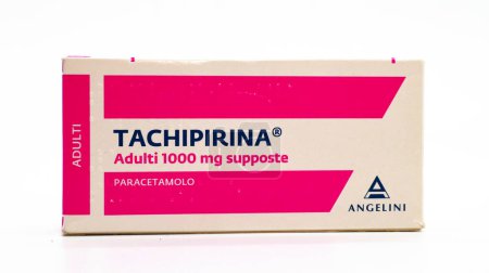 Téléchargez les photos : Rome, Italie - 17 février 2024 : boîte de suppositoires TACHIPIRINA 1000 mg. Tachipirina contient du paracétamol, médicament utilisé pour traiter la fièvre et la douleur. Fabriqué par Angelini Pharma, Italie - en image libre de droit