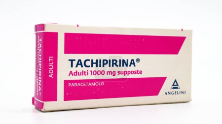 Téléchargez les photos : Rome, Italie - 17 février 2024 : boîte de suppositoires TACHIPIRINA 1000 mg. Tachipirina contient du paracétamol, médicament utilisé pour traiter la fièvre et la douleur. Fabriqué par Angelini Pharma, Italie - en image libre de droit
