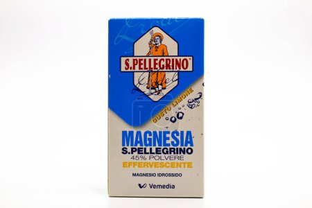 Téléchargez les photos : Rome, Italie - 17 février 2024 : Magnésie San Pellegrino Prodel pour le traitement de la constipation et des brûlures d'estomac. Vemedia Manufacturing B.V. - en image libre de droit