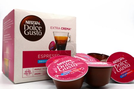 Téléchargez les photos : Rome, Italie - 17 février 2024 : Nescafe Dolce Gusto Dosettes de café. Nescafe est une marque de Nestlé - en image libre de droit