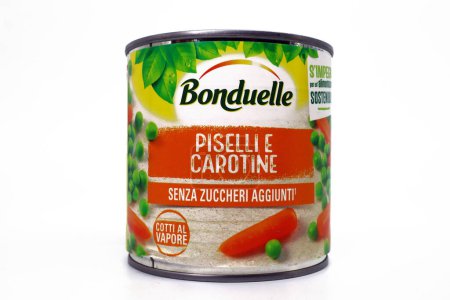 Téléchargez les photos : Rome, Italie - 17 février 2024 : Canette aux petits pois et aux carottes produite par Bonduelle - en image libre de droit