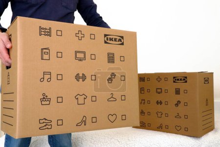 Foto de Roma, Italia - 21 de febrero de 2024: Cajas de cartón IKEA utilizadas durante el traslado. IKEA es el minorista de muebles más grande del mundo y se vende listo para montar muebles - Imagen libre de derechos