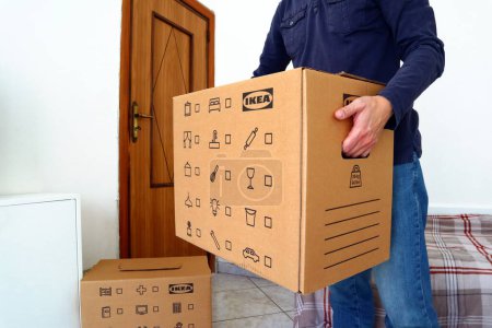 Foto de Roma, Italia - 21 de febrero de 2024: Cajas de cartón IKEA utilizadas durante el traslado. IKEA es el minorista de muebles más grande del mundo y se vende listo para montar muebles - Imagen libre de derechos