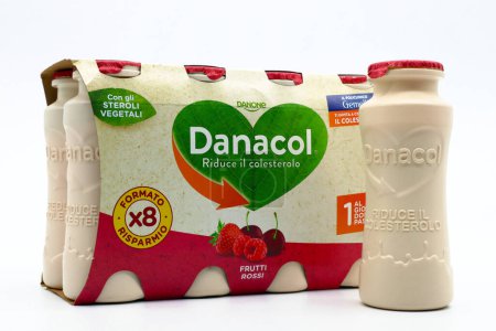 Téléchargez les photos : Rome, Italie - 23 février 2024 : Bouteilles de Danacol avec du lait faible en gras enrichi en stérols végétaux réduisant le cholestérol sanguin. Danacol est une marque de Danone Nutricia S.p.A. Entreprise bénéficiaire - en image libre de droit