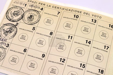Foto de Roma, Italia - 29 de febrero de 2024: Tarjeta electoral italiana con espacios para la certificación de votos - Imagen libre de derechos
