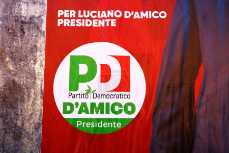 Téléchargez les photos : Abruzzes, Italie - 3 mars 2024 : Détail de l'affiche du mur électoral pour l'élection régionale d'ABRUZZO du 10 mars 2024 avec le symbole de PD PARTITO DEMOCRATICO Parti politique - en image libre de droit