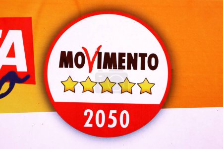Téléchargez les photos : Abruzzes, Italie - 3 mars 2024 : Détail de l'affiche du mur électoral pour l'élection régionale d'ABRUZZO du 10 mars 2024 avec le symbole de MOVIMENTO 5 STELLE Parti politique - en image libre de droit
