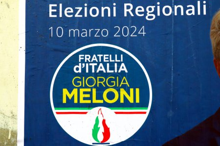 Téléchargez les photos : Abruzzes, Italie - 3 mars 2024 : Détail de l'affiche du mur électoral pour l'élection régionale d'ABRUZZO du 10 mars 2024 avec le symbole de FRATELLI D'ITALIA Giorgia Meloni Parti politique - en image libre de droit