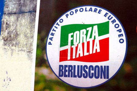 Foto de Abruzos, Italia - 3 de marzo de 2024: Detalle del afiche del Muro Electoral para las elecciones regionales de ABRUZZO del 10 de marzo de 2024 con el símbolo del Partido Político FORZA ITALIA - Imagen libre de derechos