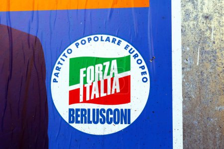 Téléchargez les photos : Abruzzes, Italie - 3 mars 2024 : Détail de l'affiche du mur électoral pour l'élection régionale d'ABRUZZO du 10 mars 2024 avec le symbole de FORZA ITALIA Parti politique - en image libre de droit