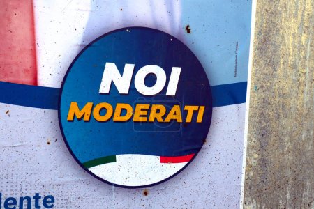 Foto de Abruzos, Italia - 3 de marzo de 2024: Detalle del afiche del Muro Electoral para las elecciones regionales de ABRUZZO del 10 de marzo de 2024 con el símbolo del Partido Político NOI MODERATI - Imagen libre de derechos