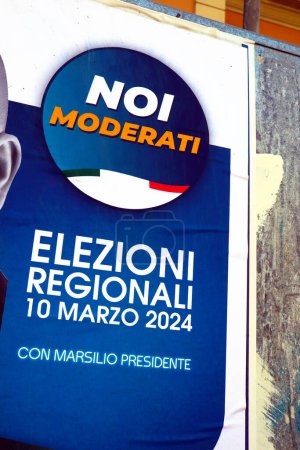 Téléchargez les photos : Abruzzes, Italie - 3 mars 2024 : Détail de l'affiche du mur électoral pour l'élection régionale d'ABRUZZO du 10 mars 2024 avec le symbole de NOI MODERATI Parti politique - en image libre de droit