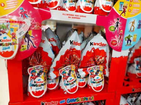 Foto de Roma, Italia - 14 de marzo de 2024: Kinder Surprise Easter Chocolate Eggs. Kinder Surprise es una marca de productos fabricados en Italia por Ferrero - Imagen libre de derechos