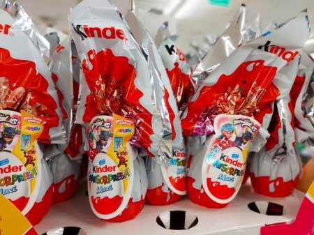Foto de Roma, Italia - 14 de marzo de 2024: Kinder Surprise Easter Chocolate Eggs. Kinder Surprise es una marca de productos fabricados en Italia por Ferrero - Imagen libre de derechos