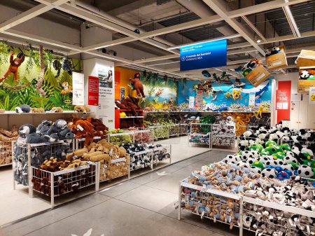 Foto de San Giovanni Teatino, Italia - 26 de abril de 2022: Vista interior de la tienda IKEA en Italia. Ikea es el minorista de muebles más grande del mundo y se vende listo para montar muebles. No hay gente - Imagen libre de derechos