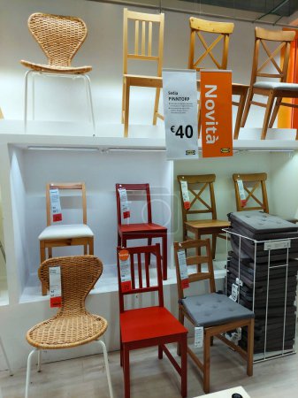 Téléchargez les photos : San Giovanni Teatino, Italie - 26 avril 2022 : Vue intérieure du magasin IKEA en Italie. Ikea est le plus grand détaillant de meubles au monde et vend des meubles prêts à être assemblés. Pas de peuple - en image libre de droit