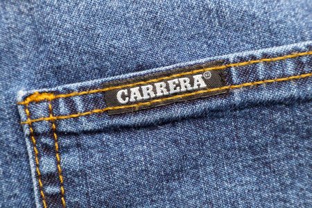 Téléchargez les photos : Rome, Italie - 9 avril 2024 : Carrera Jeans, marque italienne de denim établie et développée à Vérone dans les années 1960 - en image libre de droit