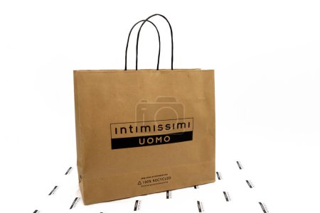 Foto de Roma, Italia - 9 de abril de 2024: Hombres Intimissimi. Intimissimi es una etiqueta de ropa italiana que se especializa en lencería, calzoncillos, camiseta y pijamas. - Imagen libre de derechos