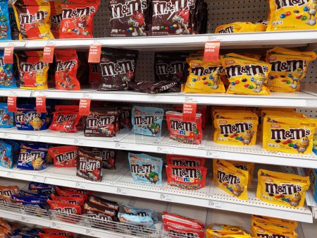 Foto de Los Ángeles, California Abril 30, 2024: Bolsas de mm en un estante en un supermercado - Imagen libre de derechos
